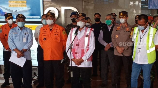 Menteri Perhubungan Budi Karya Sumadi menyampaikan keterangan pers di crisis center Terminal 2D Bandara Soetta, Senin (11/1/2021). (Suara.com/Alwan) 