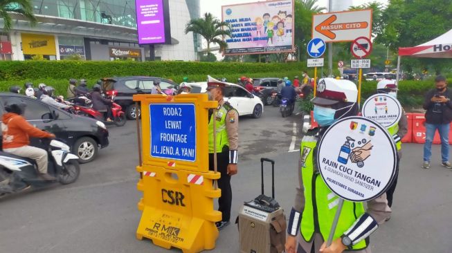 PPKM Pertama, Polisi Sekat 3 Titik Pintu Masuk dan Perbatasan Kota Surabaya