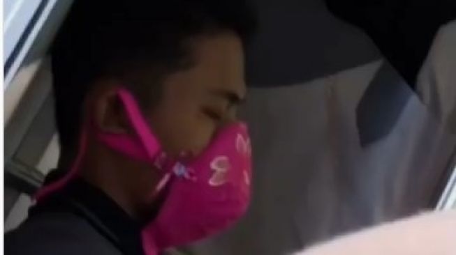 Mirip Bra, Masker Orang ini Bikin Penumpang Kereta Lain Mau Ngompol