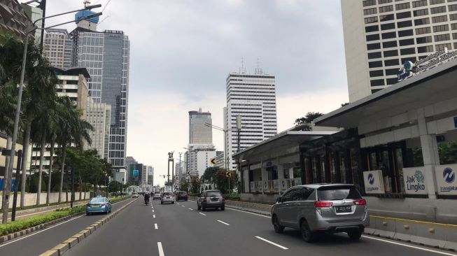 Suasana Lalu Lintas Jakarta di Tengah PSBB Ketat. (Suara.com/ Peter Rotti)
