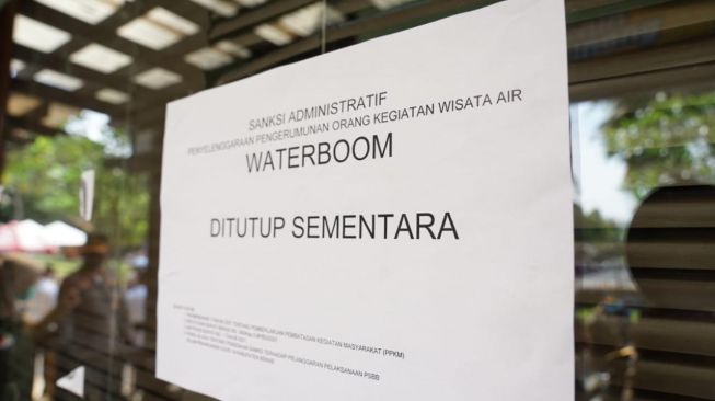 Loket tiket Waterboom Lippo Cikarang dipasang garis polisi sebagai tanda penutupan sementara.[Dok/Pemkab Bekasi]