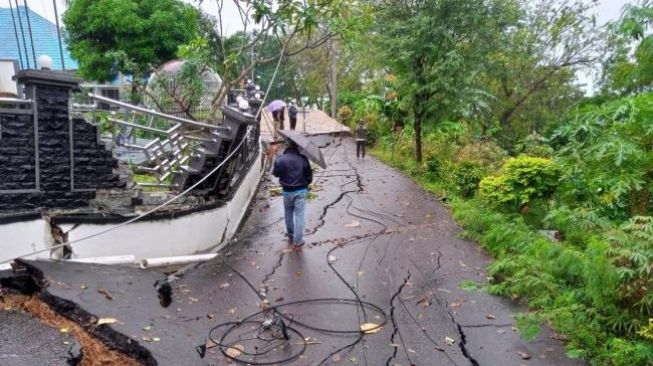 Hujan Deras, Jalanan di Tanjungpinang Ambles Hingga 60 Sentimeter