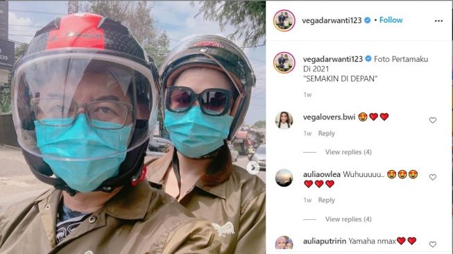 Vega Darwanti dan suami pose dengan Honda ADV 150 (Instagram)