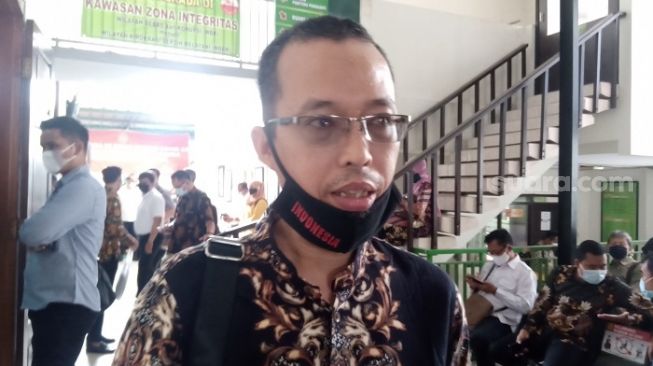 Rudy Marjono, pengacara keluarga laskar FPI yang menggugat Polri di PN Jaksel. (Suara.com/Arga)