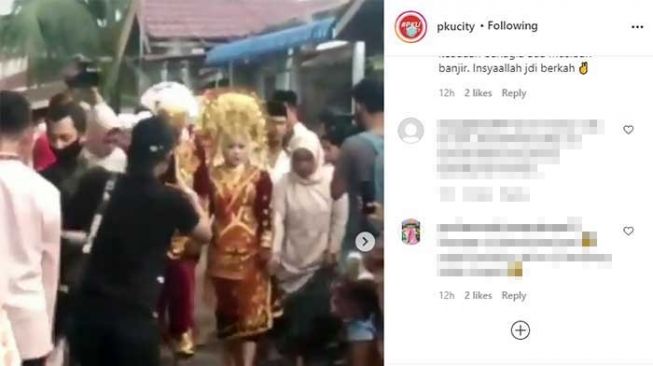Heboh Prosesi Pernikahan di Tengah Genangan Air di Pekanbaru