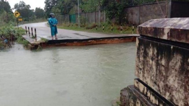 Ngenes! Diterjang Derasnya Banjir, Jembatan Tirta Madu Roboh