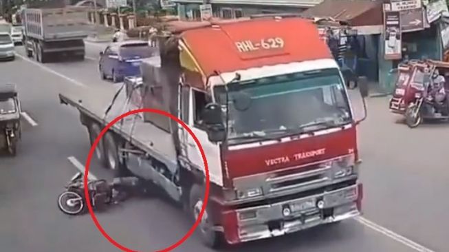 Pemotor nyaris saja terlindas ban truk ketika melintas di jalan (Instagram)