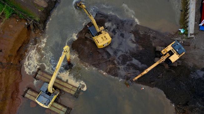 Proses menghubungkan kanal CPI dengan perairan di sekitar Pantai Losari Kota Makasar, Senin 11 Januari 2021 / [Foto Humas Pemprov Sulsel]