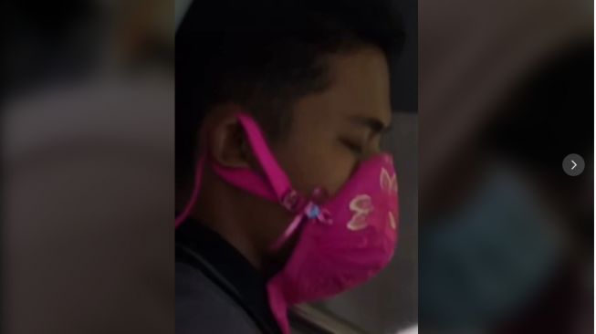 Bentuknya Mirip BH, Penampakan Masker Pria Ini Buat Penumpang Kereta Salfok