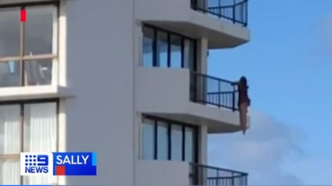 Viral Aksi Wanita Nekat Bergelantungan di Balkon (tangkap layar 9news.com.au)