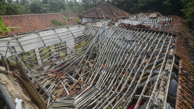 Kondisi atap ruang kelas SDN 2 Janggala ambruk di Dusun Sukalilah, Kecamatan Cidolong, Kabupaten Ciamis, Jawa Barat, Senin (11/1/2021).  [ANTARA FOTO/Adeng Bustomi]