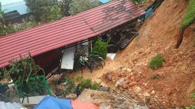 Hujan Terus Mengguyur, Tanah Longsor Rusak Rumah Warga di Kota Batam