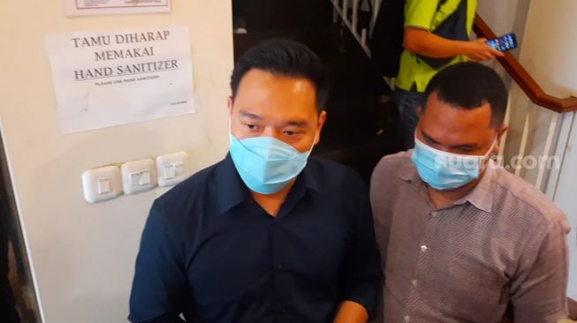 Teman main Gisella Anastasia alias Gisel dalam video syur 19 detik  Michael Yukinobu de Fretes alias Nobu didampingi  kuasa hukumnyamendatangi Polda Metro Jaya, Jakarta Selatan, Senin (11/1/2021). [Suara.com/ Evi Ariska]