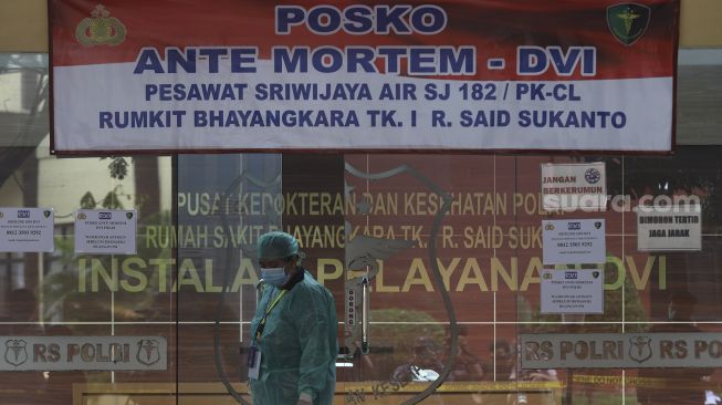 Petugas kesehatan beraktivitas di Posko Ante Mortem - DVI di RS Polri, Jakarta, Senin (11/1/2021). [Suara.com/Angga Budhiyanto]