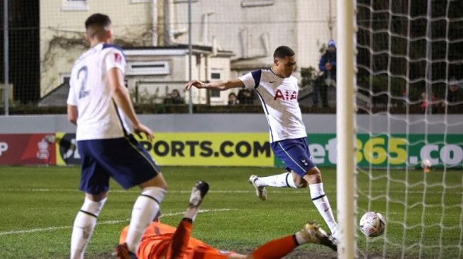 Penyerang Tottenham Hotspur Carlos Vinicius (kanan) mencetak gol keduanya ke gawang Marine FC dalam laga putaran ketiga Piala FA di Stadion Rossett Park, Merseyside, Inggris, Minggu (10/1/2021) waktu setempat. (ANTARA/REUTERS/POOL/Clive Brunskill)