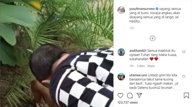 Yusuf Mansur memberi makan anjing. - (Instagram/@yusufmansurnew)