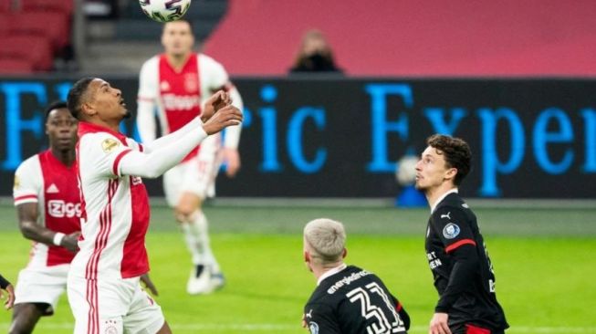 Duel bertajuk De Topper antara Ajax Amsterdama vs PSV Eindhoven berakhir imbang 2-2. (Twitter/@AFCAjax)