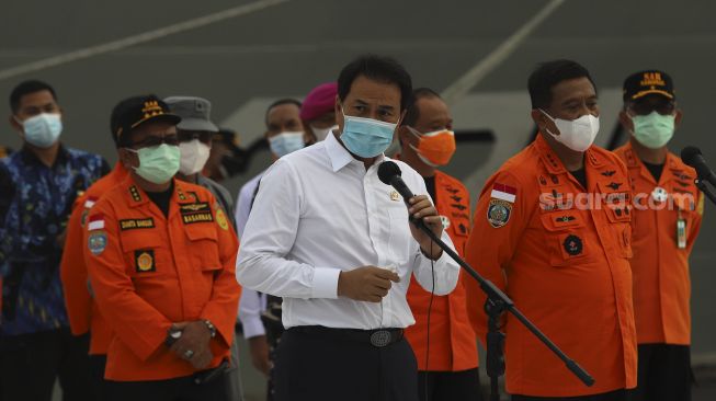 Wakil Ketua DPR Azis Syamsuddin (tengah) memberikan keterangan kepada awak media saat meninjau penanganan evakuasi pesawat Sriwijaya Air SJ 182 di Dermaga JICT, Tanjung Priok, Jakarta, Senin (11/1/2021). [Suara.com/Angga Budhiyanto]