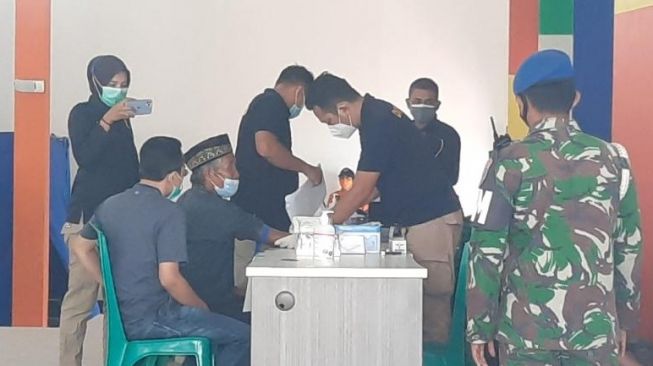 Keluarga Eks Ketum HMI Mulyadi saat memberikan sampel DNA di Bandara Supadio, Senin (11/1/202). (Suara.com/Ocsya Ade CP)