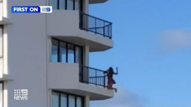Viral Aksi Wanita Nekat Bergelantungan di Balkon (tangkap layar 9news.com.au)