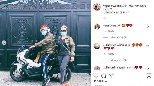 Vega Darwanti dan suami pose dengan Honda ADV 150 (Instagram)