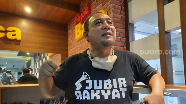 Wakil Ketua Umum Pergerakan Penganut Khitthah Nahdliyyah, Tjetjep Muhammad Yasen atau Gus Yasin melaporkan Mensos Tri Rismaharini, namun laporannya ditolak polisi. (Suara.com/M Yasir)