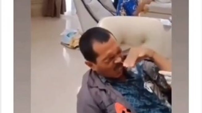 Bapak Ini Cabut Alat Swab Sendiri, Warganet: Kaya Nyabut Pedang Excalibur