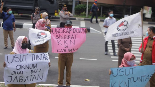 Sejumlah guru honorer dari Kabupaten Bekasi yang tergabung dalam Forum Pembela Honorer Indonesia saat menggelar aksi di depan gedung KPK Merah Putih, Jakarta, Senin (1/11/2021).  ANTARA FOTO/ Reno Esnir