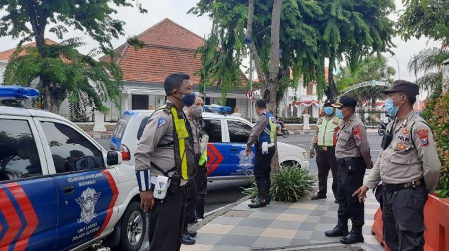 Terapkan PPKM, Warga Surabaya Diminta Tak Keluar Rumah Sendiri saat Malam