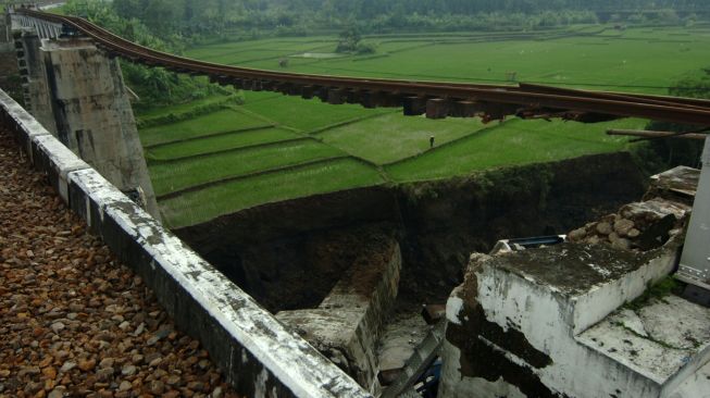 Kondisi jembatan rel Kereta Api (KA) ambruk di Dukuh Timbang, Desa Tonjong, Brebes, Jawa Tengah, Selasa (12/1/2021). [ANTARA FOTO/Oky Lukmansyah]
