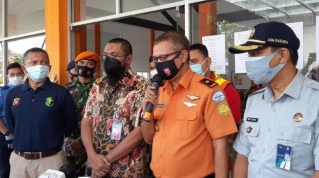 Kepala PT Jasa Raharja Cabang Kalbar, Regy S Wijaya saat memberikan keterangan di Crisis Center Sriwijaya Air SJ 182 BandarSupadio Pontianak, Selasa (12/1/2020). (Antara/Dedi)