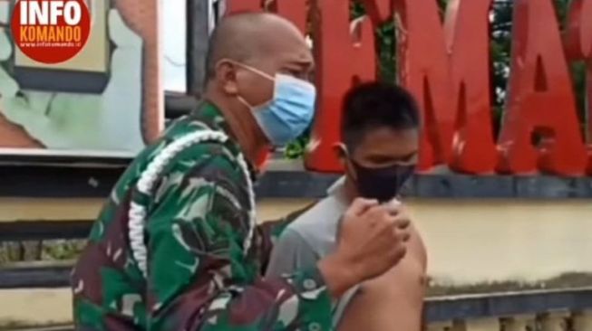 Prajurit TNI Menangis di Depan Markas Polsek, Ini yang Terjadi