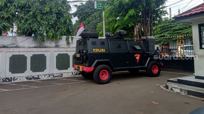 Barracuda Polri disiagakan jelang sidang putusan praperadilan Habib Rizieq Shihab di Pengadilan Negeri Jakarta Selatan, Selasa (12/1/2021). [Suara.com/Yosea Arga Pramudita]