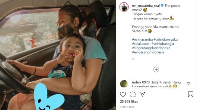 Gaya Evi Masamba mengasuh anak sambil menyetir (Instagram)