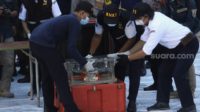 Kotak hitam (black box) pesawat Sriwijaya Air SJ-182 diperlihatkan di Dermaga JICT 2, Tanjung Priok, Jakarta, Selasa (12/1/2021). [Suara.com/Angga Budhiyanto]