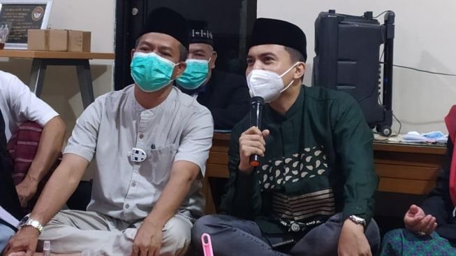 Tampil Perdana di Publik, Sahrul Gunawan Hadiri Tahlilan Ayah Mertua DS