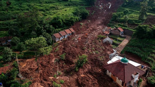 
Foto udara bencana tanah longsor di Cimanggung, Kabupaten Sumedang, Jawa Barat, Selasa (12/1/2021). . ANTARA FOTO/Raisan Al Farisi