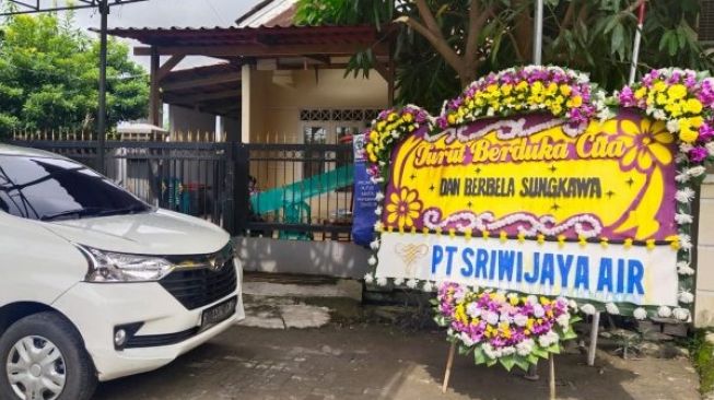 Bolak-balik Bandara, Orang Tua Pramugari Sriwijaya Air SJ-182 Jatuh Sakit