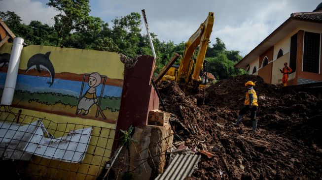 Tinjau Longsor Sumedang, Ketua DPRD: Seharusnya Ditanami Pohon bukan Beton