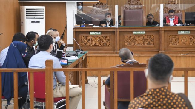 Hakim tunggal Akhmad Sayuti (kanan) memimpin jalannya sidang praperadilan penetapan tersangka Muhammad Rizieq Shihab di Pengadilan Negeri Jakarta Selatan, Selasa (12/1/2021). [ANTARA FOTO/Galih Pradipta]
