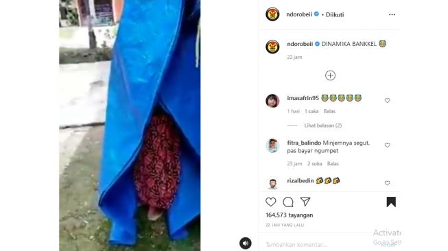 Aksi seorang ibu bersembunyi di balik terpal saat penagih hutang datang (instagram.com/ndorobeii)