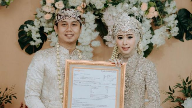 Rhajendra Arief Muhammad nasabah MNC Sekuritas memberikan mas kawin kepada Sike Camelia Syafaat berupa 1.000 lembar saham PT Telkom Indonesia (Persero) Tbk (TLKM).