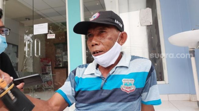 Gedih (65), warga yang berprofesi sebagai ojek pangkalan di Kelurahan Ciater, Kecamatan Serpong, Kota Tangsel tak dapat BST Kemensos meski 10 bulan terdampak Covid-19, ditemui Senin (11/1/2021). [Suara.com/Gedih]