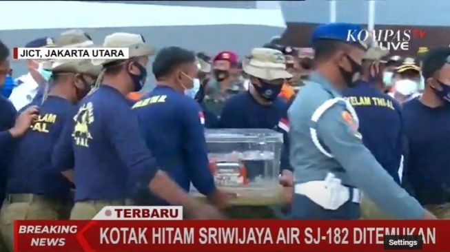 Black box sriwijaya air ditemukan. (capture Kompas TV)