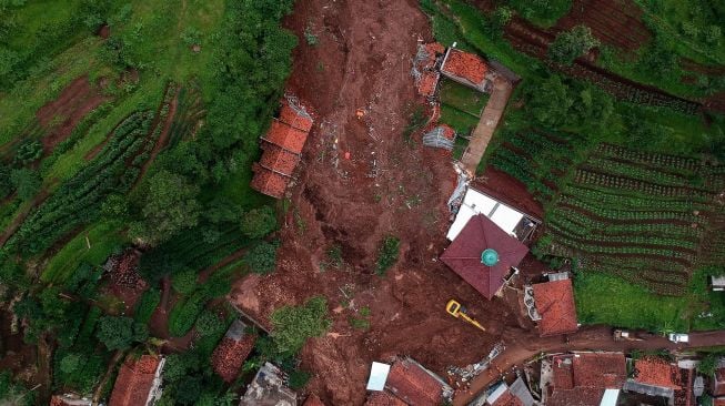 Foto udara bencana tanah longsor di Cimanggung, Kabupaten Sumedang, Jawa Barat, Selasa (12/1/2021). . ANTARA FOTO/Raisan Al Farisi