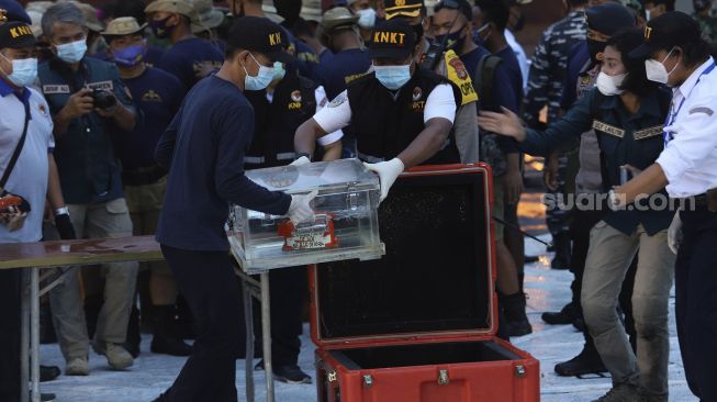 Gelombang Tinggi, Pencarian Sriwijaya Air SJ182 Dihentikan Sementara