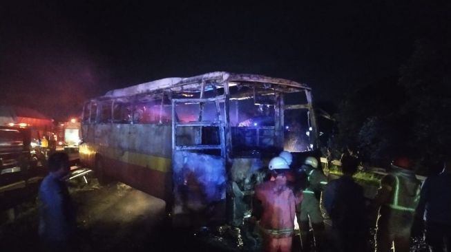 Bus Arimbi Tiba-tiba Terbakar di Tol Tangerang-Merak