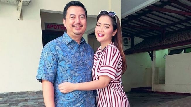 Vega Darwanti bersama suami, Dema Sany Senjaya. [Instagram]