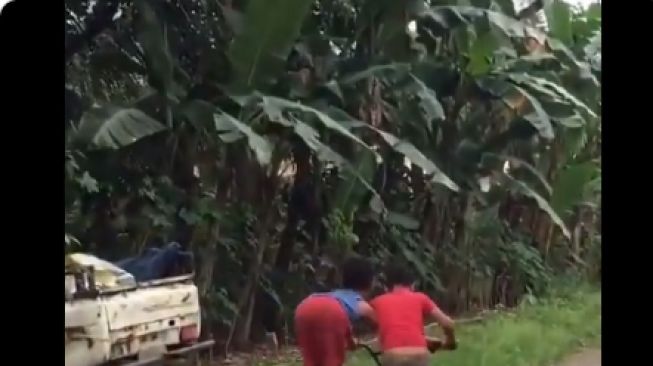 Viral Aksi Nyeleneh 2 Bocah Naik Sepeda, Tak Ada yang Duduk di Sadel