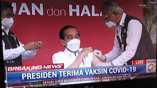 Presiden Jokowi disuntik vaksin Covid-19 di Istana Negara, Rabu 13 Januari 2021 / [Foto SuaraSulsel.id / Tangkapan layar Metro TV)